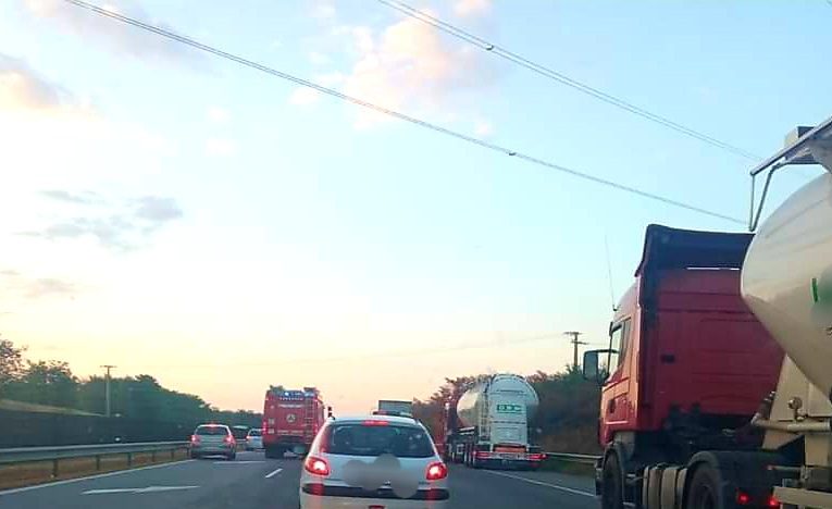 Szalagkorlátnak ütközött egy személyautó