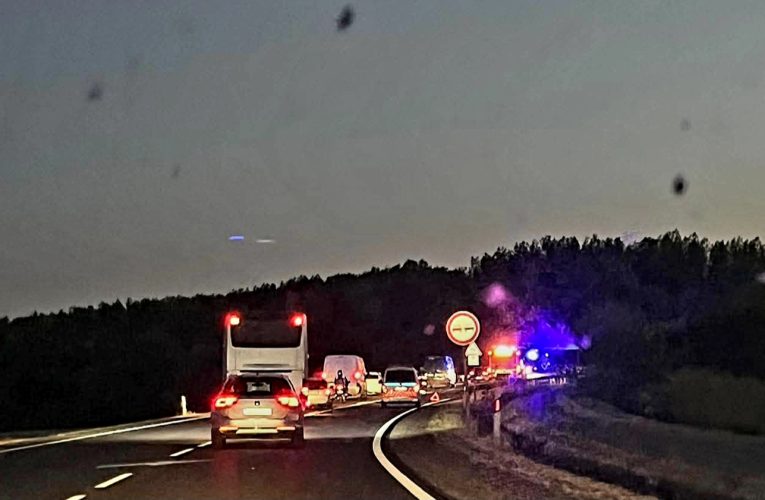Defektet kapott, majd szalagkorlátnak ütközött egy személygépkocsi