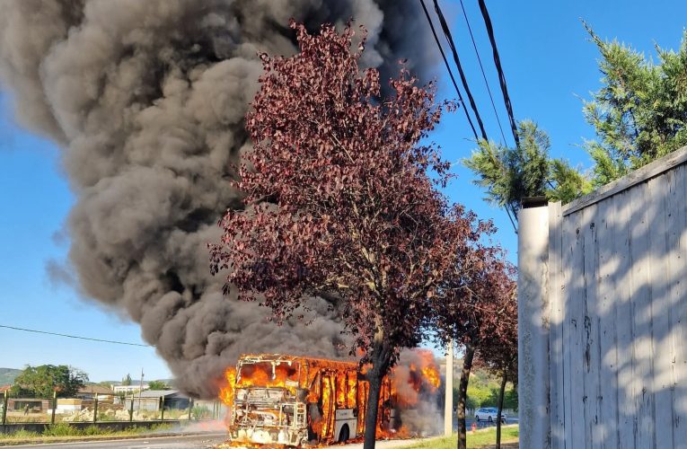Kigyulladt és teljes terjedelmében égett egy csuklós busz