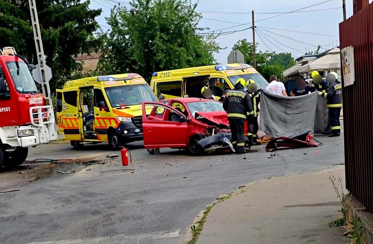 Összeütközött egy személyautó és egy kamion