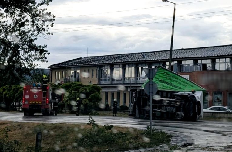 Kamiont borított fel a szél