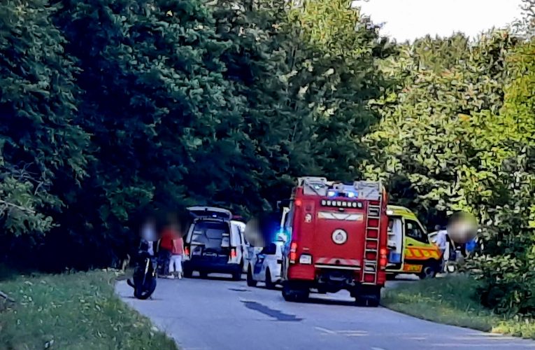Motorkerékpárossal ütközött össze egy személyautó