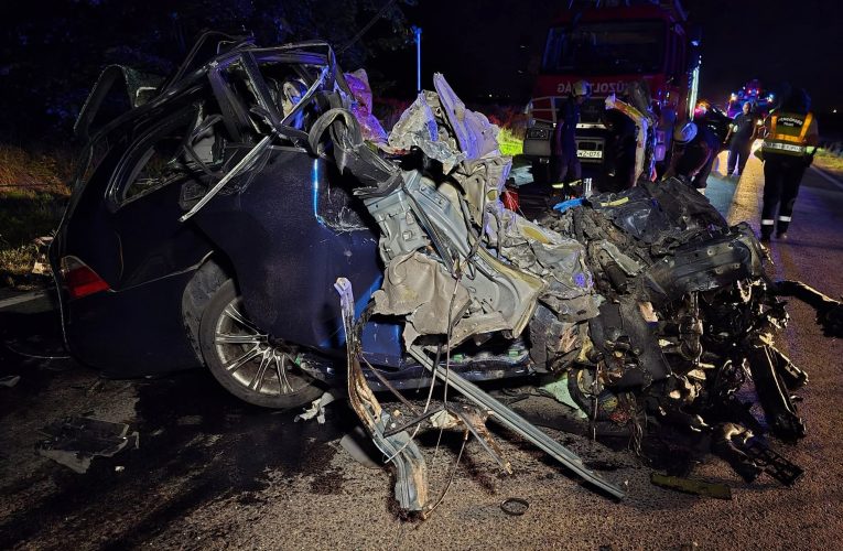 Menetrendszerinti autóbuszba csapódott egy autó