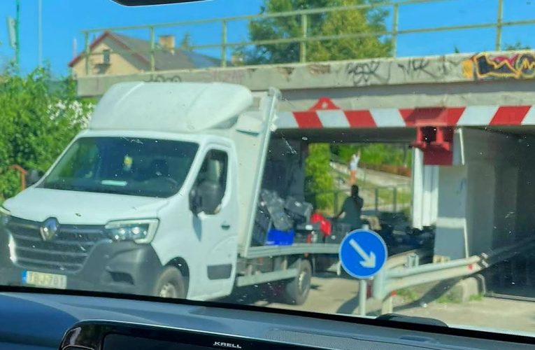 Ismét a HÉV-aluljáróba szorult egy gépjármű