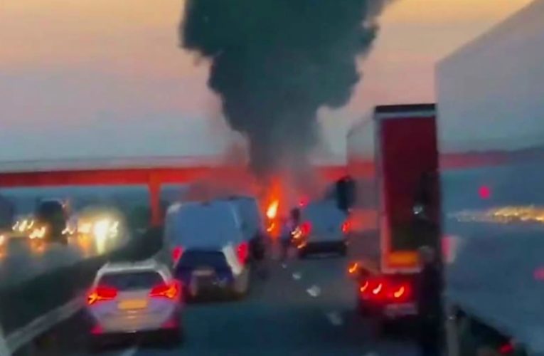 Szalagkorlátnak ütközött, majd kigyulladt egy kamion