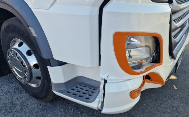 Szinte kiesett a DAF kamionjából a merevrészeg sofőr