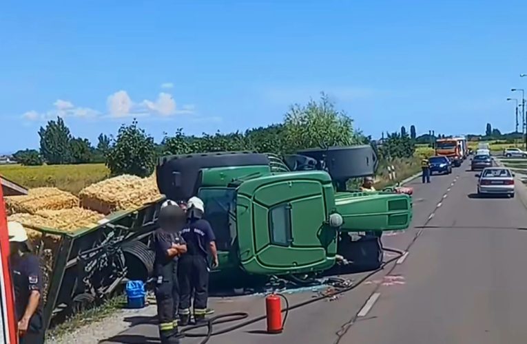 Felborult egy szalmabálákat szállító traktor