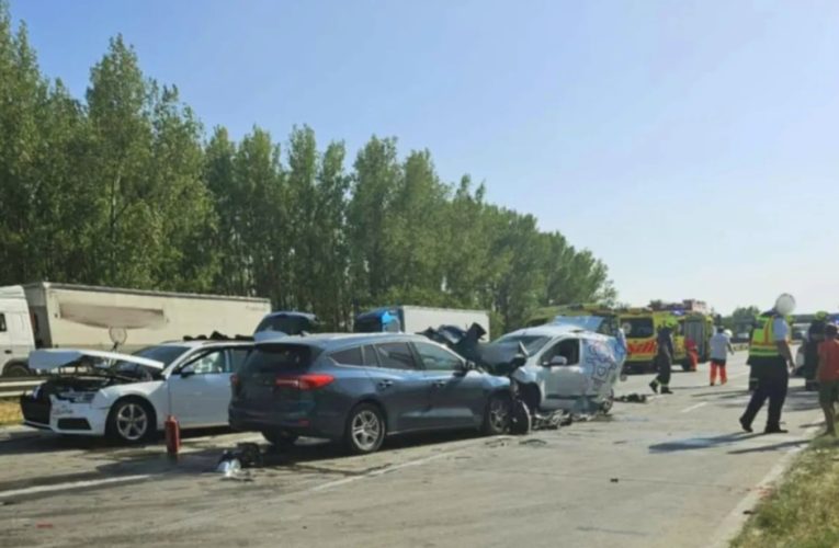 Több jármű ütközött össze