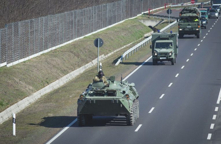 Katonai konvojok lepik el az utakat
