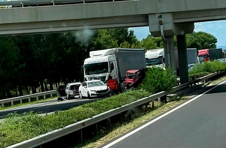 Egy kamion több személyautóval ütközött