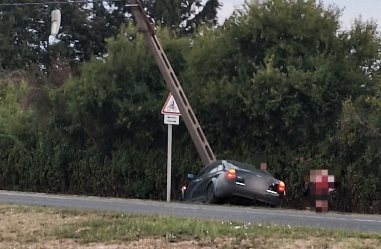 Villanyoszlopnak ütközött egy személyautó