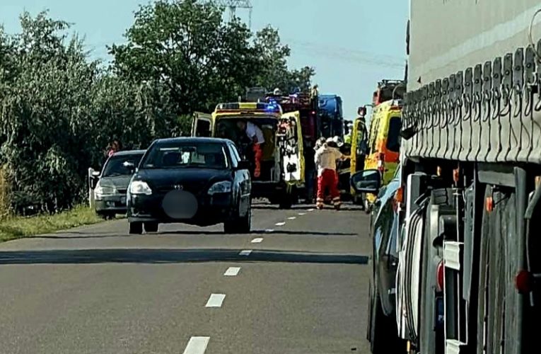 Karambolozott két személyautó