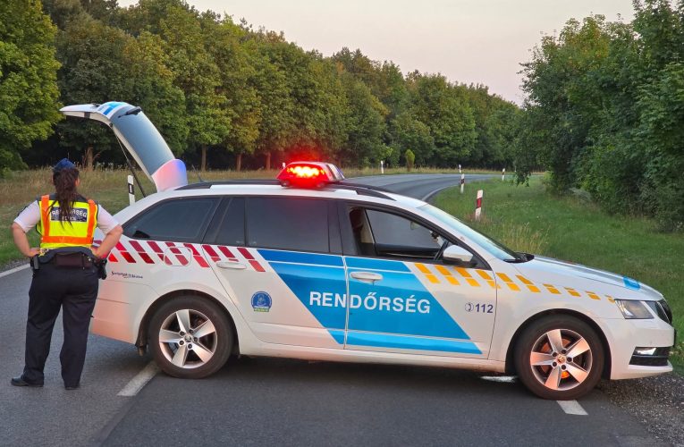 Áthajtott egy autó a motoroson