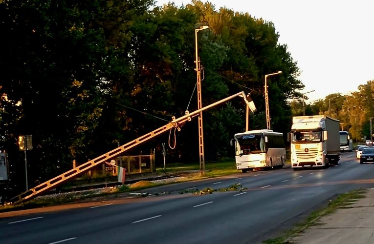 Villanyoszlopnak ütközött