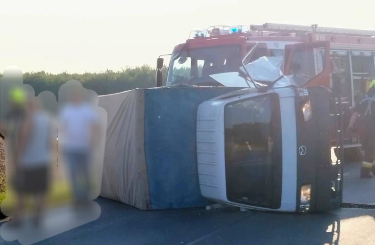Felborult egy kisteherautó
