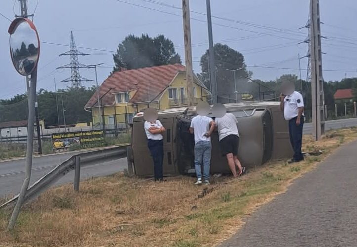 Oldalára borult egy személyautó