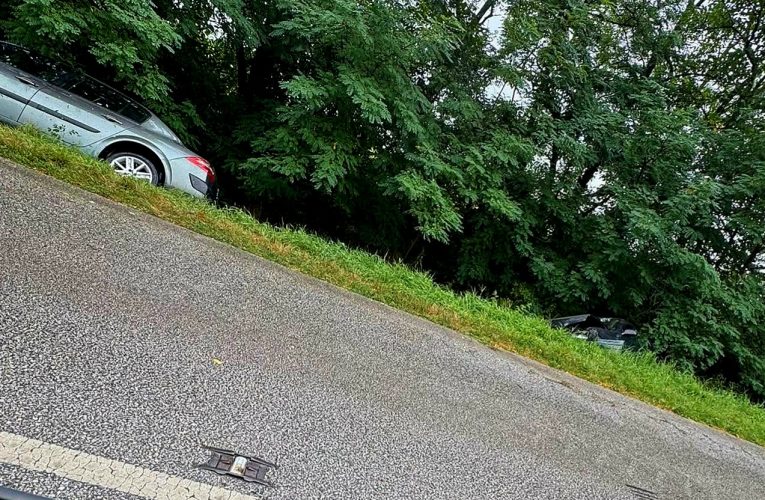 Két személyautó sodródott az árokba