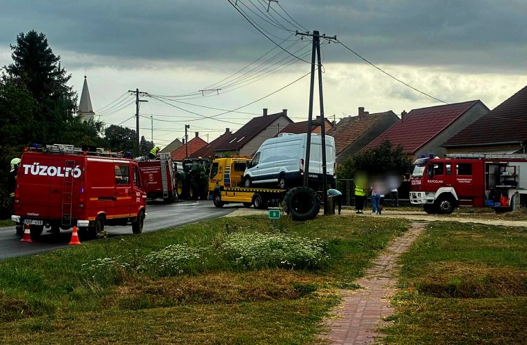Villanyoszlopnak hajtott egy személyautó