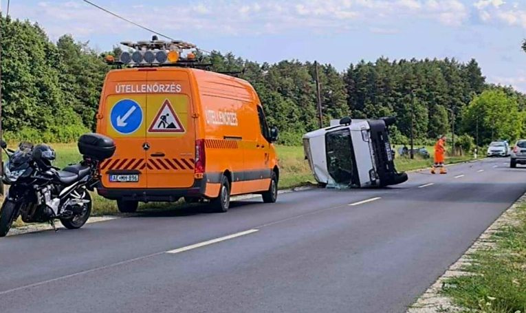 Egy személyautó és egy kisteherautó ütközött össze