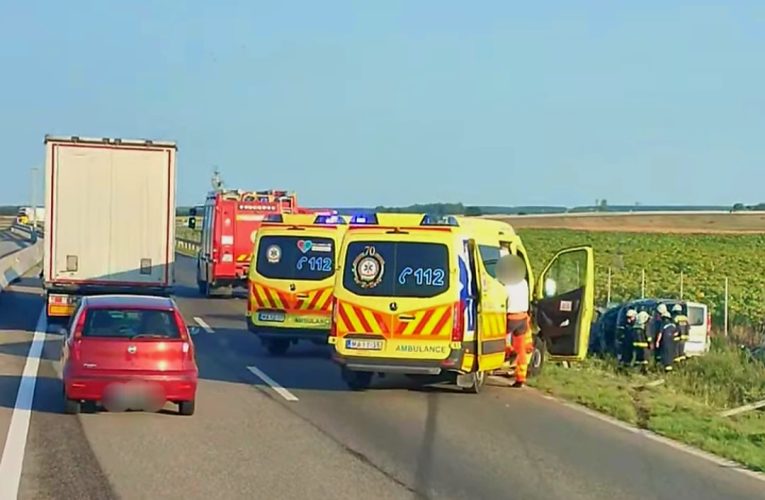 Lesodródott az útról és átszakította a szalagkorlátot egy kisbusz
