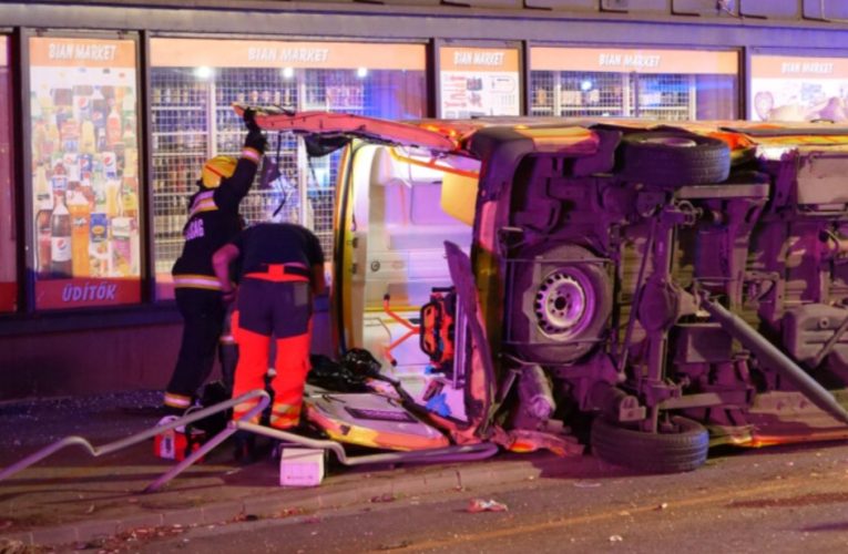 Személyautóval ütközött és felborult egy mentőautó