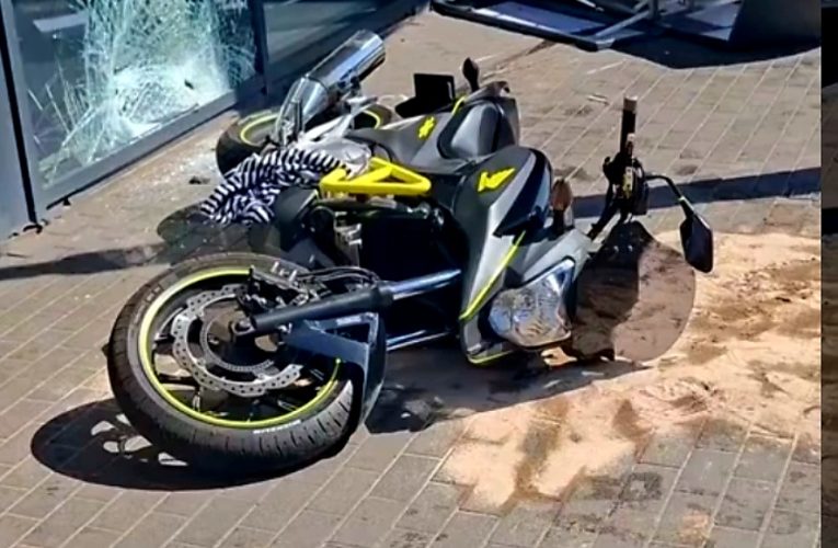 Összeütközött egy személyautó és egy motorkerékpár