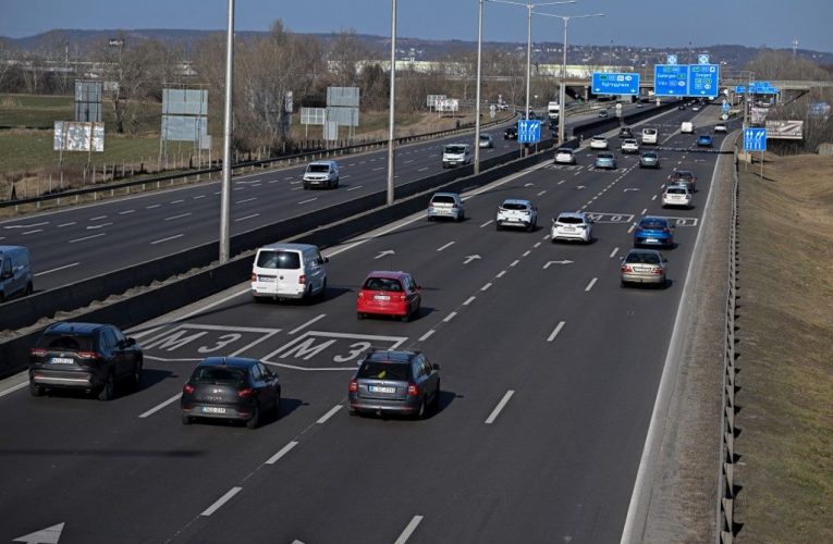 Megváltozik az autópálya-matricák ára