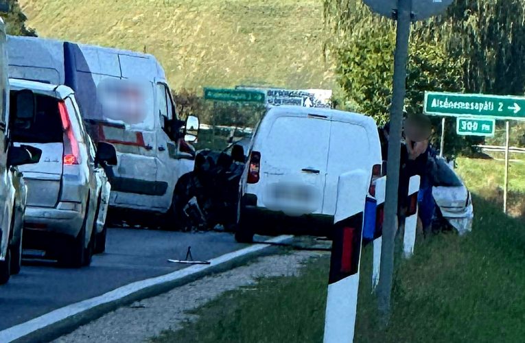 Egy kisteherautó és két személyautó ütközött össze