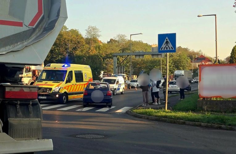 Egy személyautó gyalogost gázolt