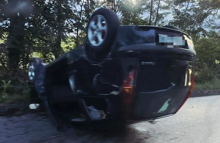 Tetejére borult egy személyautó