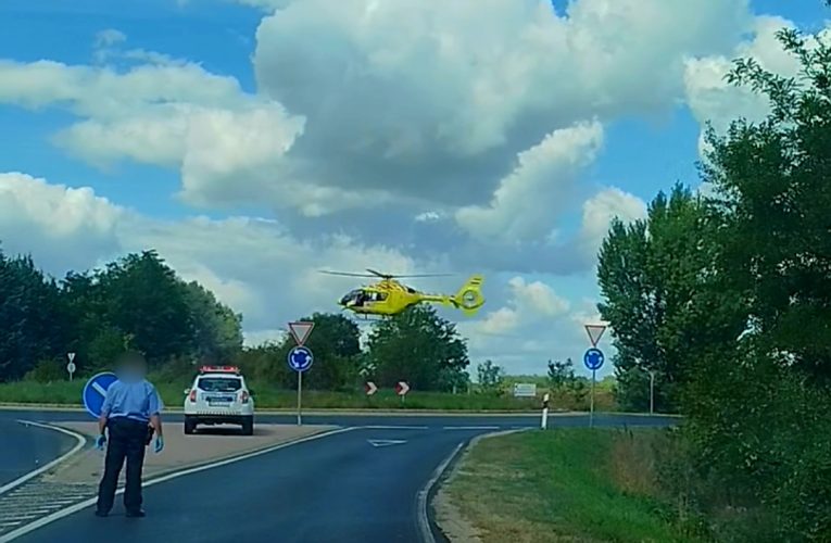 Árokba sodródott egy személyautó