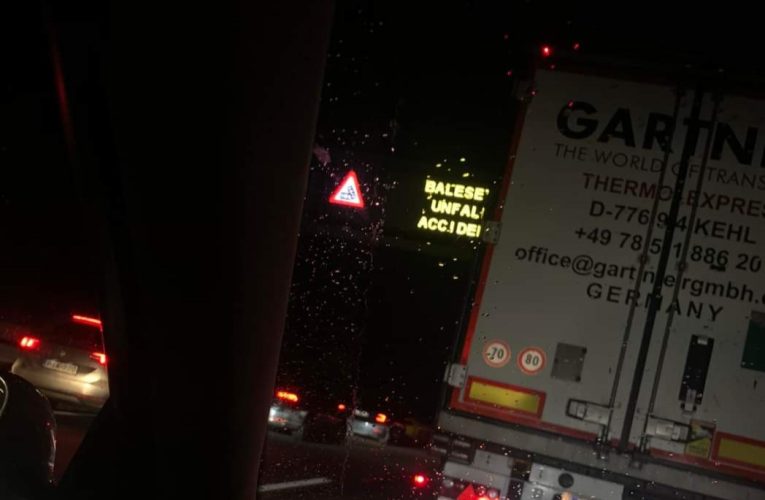 Három személyautó karambolozott