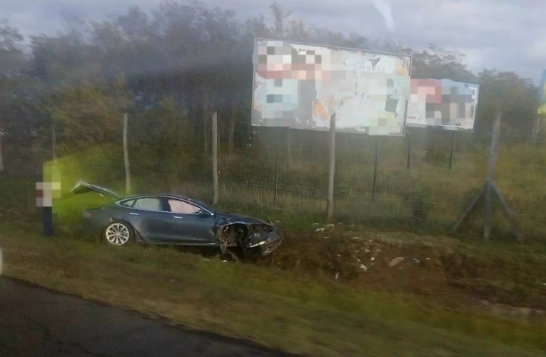 Lesodródott az úttestről egy személyautó