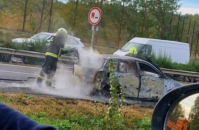 Teljes terjedelmében égett egy személygépkocsi
