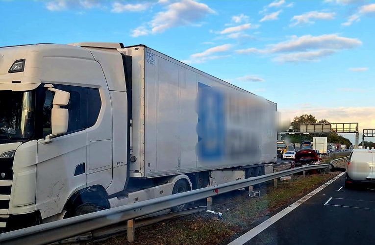 Kamion és személyautó ütközött