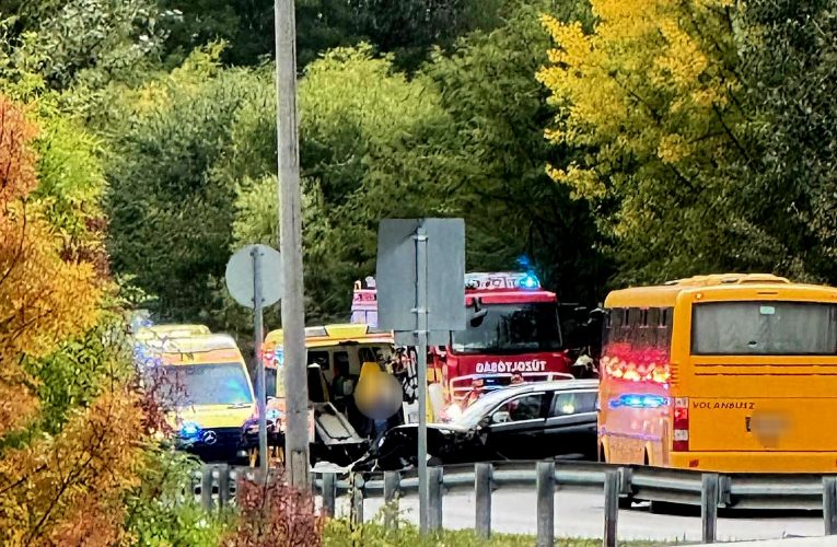 Összeütközött két személygépkocsi