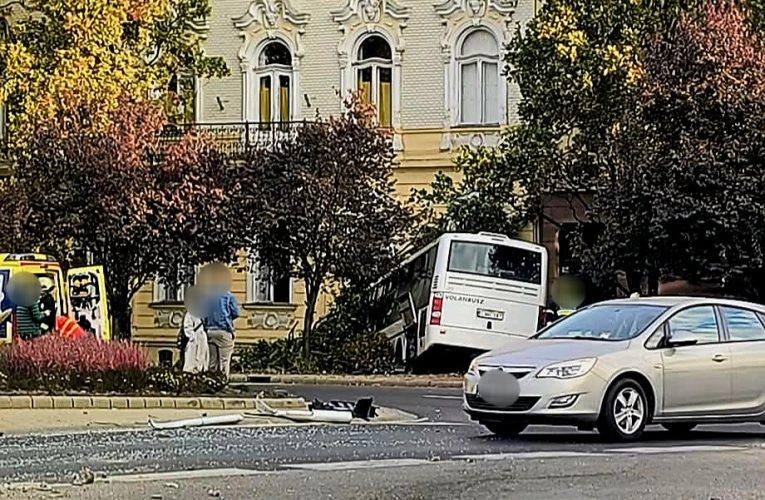 Autóbusz ütközött egy épületnek