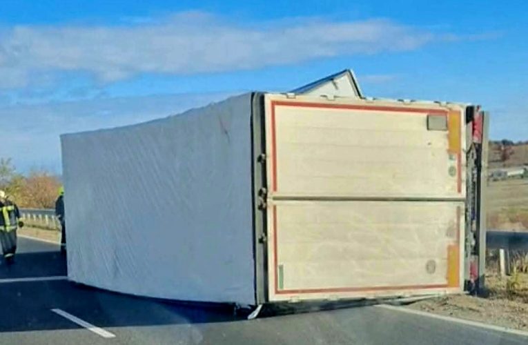 Felborult egy nyerges vontató