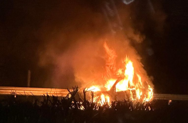 Teljes terjedelmében égett egy személyautó