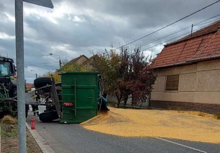 Felborult és keresztbe állt az úton egy traktor vontatmánya