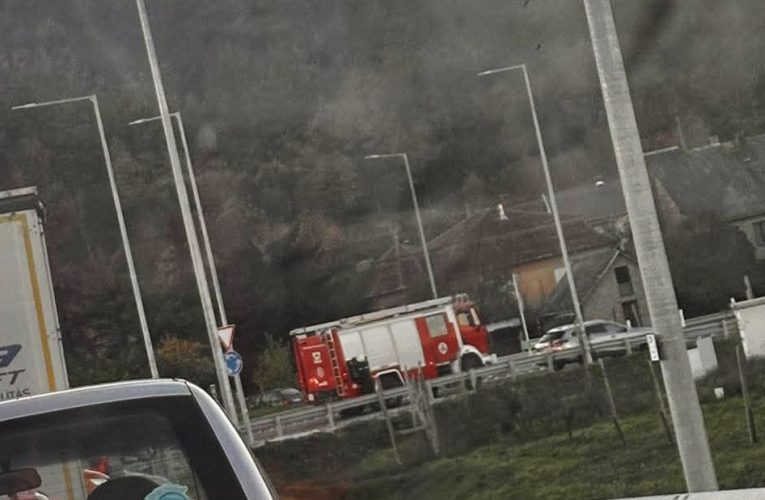 Két személygépkocsi karambolozott