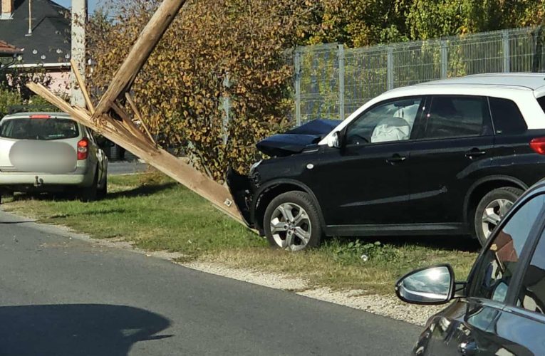 Villanyoszlopnak ütközött