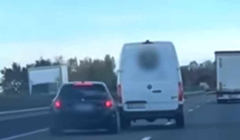 Furgonos és autós életveszélyes manőverei kamerán