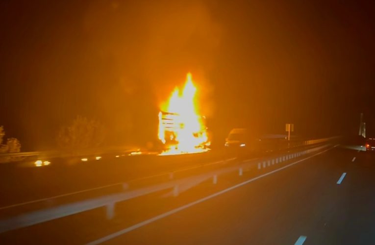 Kigyulladt egy motorolajat szállító kamion