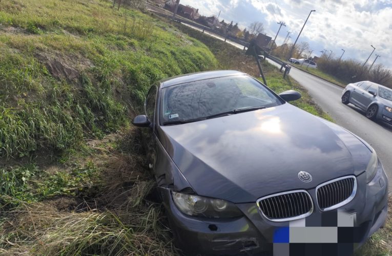 BMW csúszott az árokba