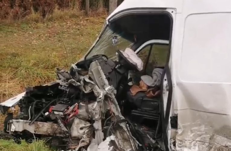 Összeütközött egy furgon és egy személyautó