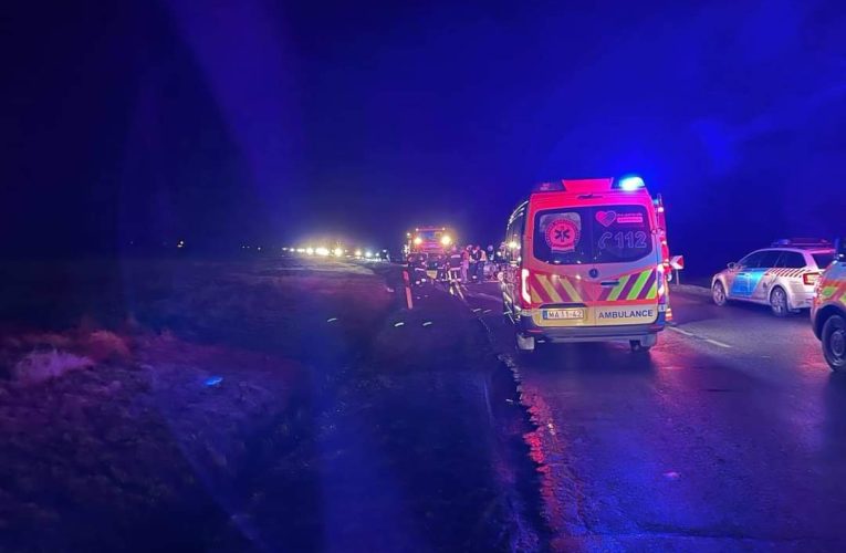 Egy személyautó és egy trélert vontató kisbusz ütközött frontálisan