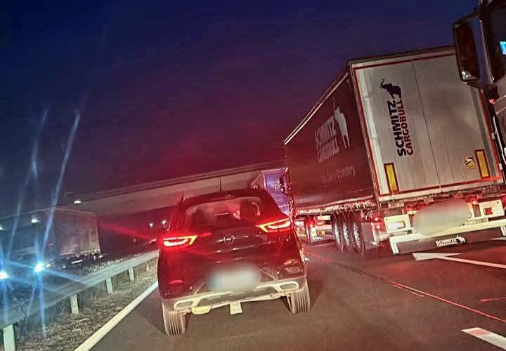 Négy kamion ütközött össze