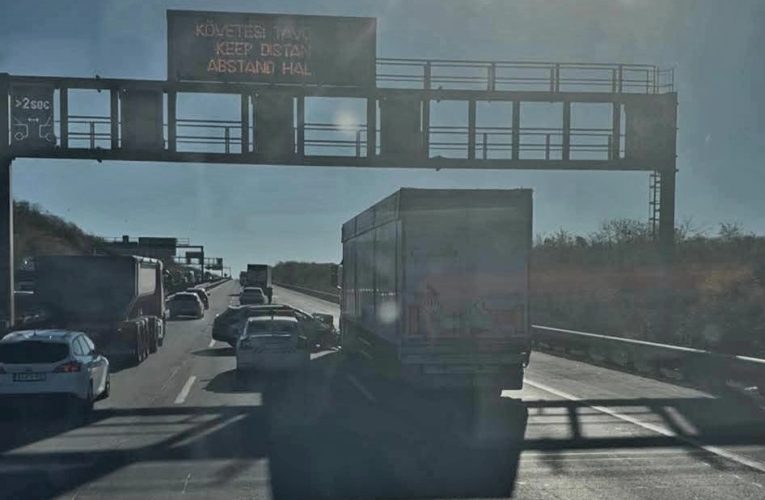 Egy kamion és egy személygépkocsi ütközött össze