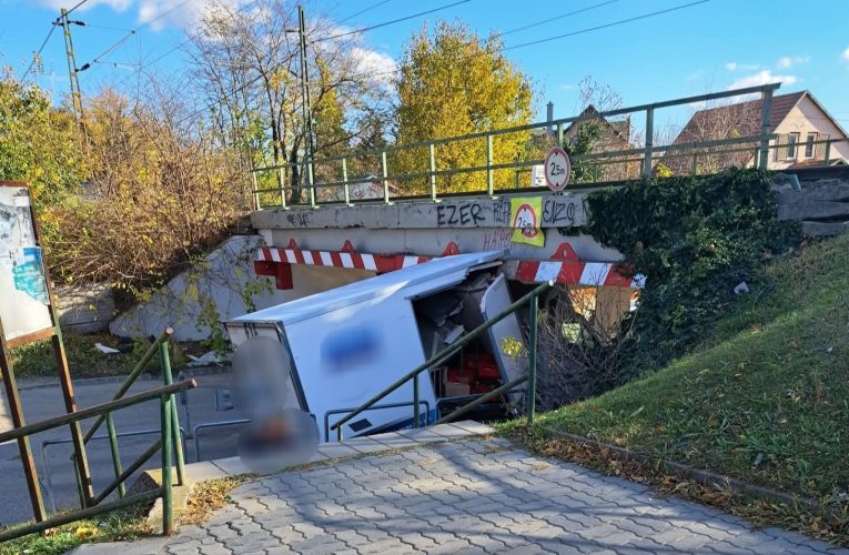 Beszorult egy kisteherautó